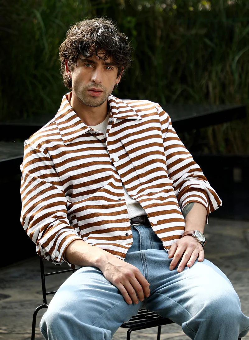 كامبوس سوترا جاكيت بومبر رجالي مخطط بنمط  بياقة مدببة وأكمام طويلة بأزرار عند المعصم وحافة مستقيمة مطاطية بأزرار كبس من نسيج منسوج بنقوش مخططة للاستخدام الكاجوال واليومي - بني