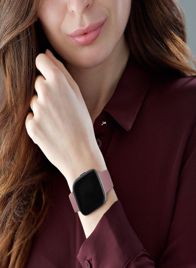 اي كي عبوة من 4 أساور سيليكون متوافقة مع Fitbit Versa 2 / Versa / Versa Lite / Versa SE، أساور رياضية بديلة ناعمة كلاسيكية للنساء والرجال (عبوة من 4 قطع B) - Image 5