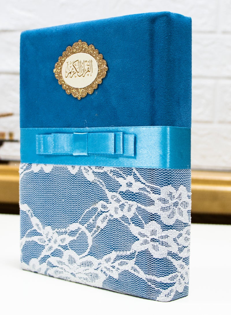 القرآن الكريم بالخط العثماني، مع تقسيم الموضوع وشرح كلام المنان في هوامشه من تفسير السعدي حواف دانتيل كبيرة ملونة مقاس كبير20/14 (أزرق) - Image 1