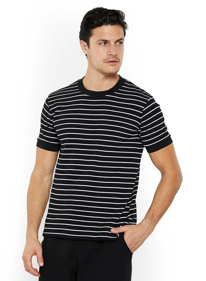 نوتيكا تيشيرت قطن بريميوم بقصة عادية وخطوط