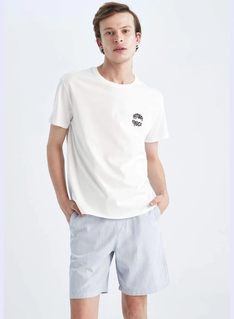 ديفاكتو تيشيرت بأكمام قصيرة وفتحة رقبة مستديرة وقصة عادية للرجال