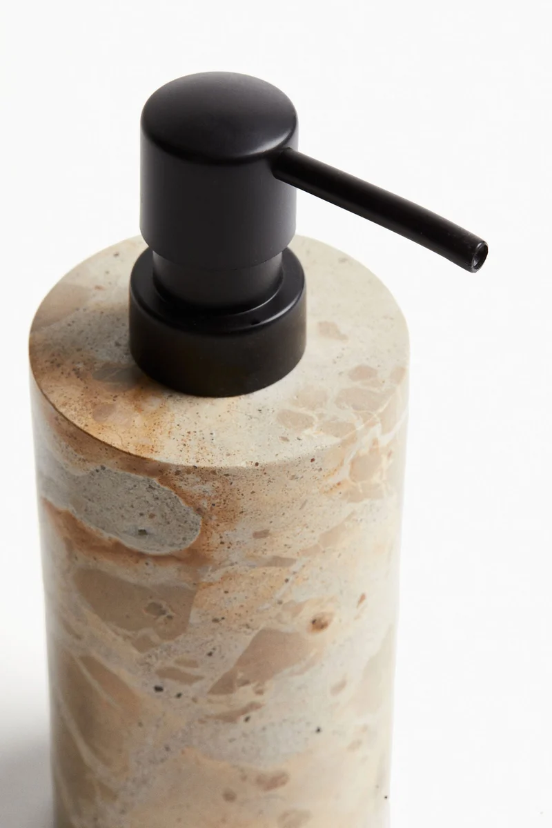 اتش اند ام موزع صابون بتصميم من الرخام