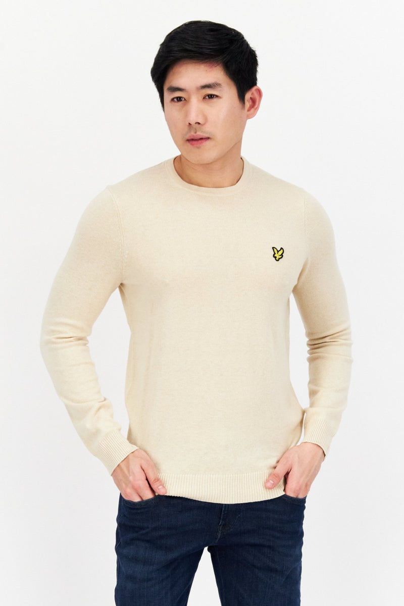 Lyle & Scott سويت شيرت رجالي بأكمام طويلة وياقة دائرية بشعار مطرز، بيج - Image 1