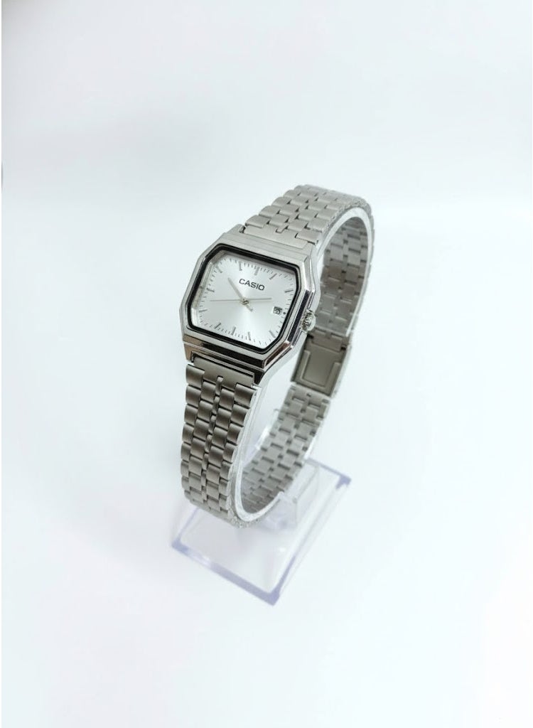 كاسيو ساعة كاسيو الكلاسيكية التناظرية باللون الفضي للرجال/للجنسين - ميناء أبيض، هيكل مثمن الشكل، سوار من الفولاذ المقاوم للصدأ، عرض التاريخ - Image 1