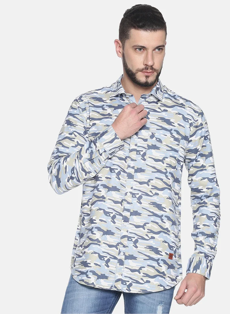 كامبوس سوترا قميص رجالي بطبعة مموهة باللون الكحلي