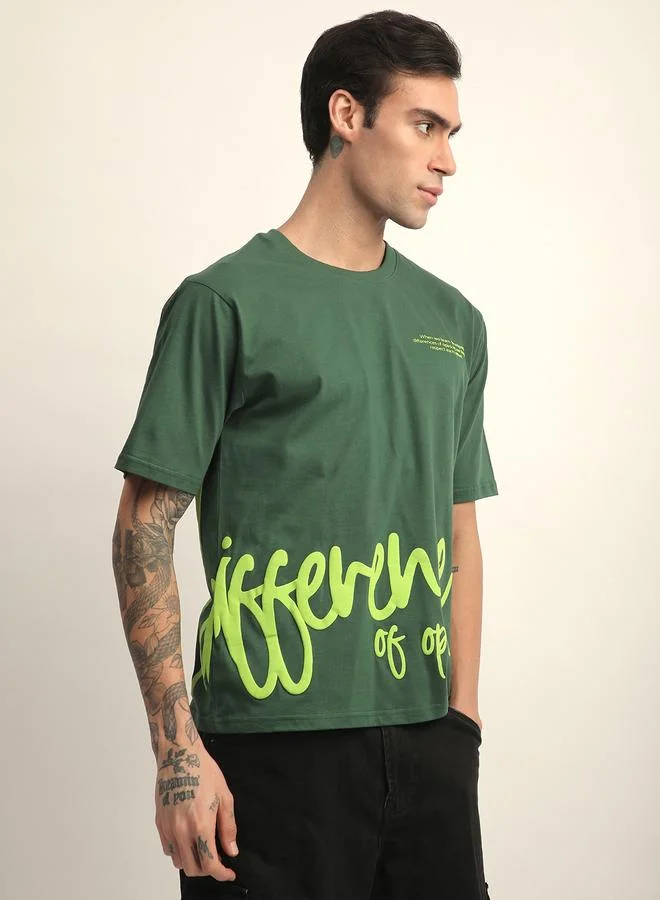 ديفيرينس أوف أوبينيون تيشيرت مطبع بياقة دائرية وقصة واسعة للرجال
