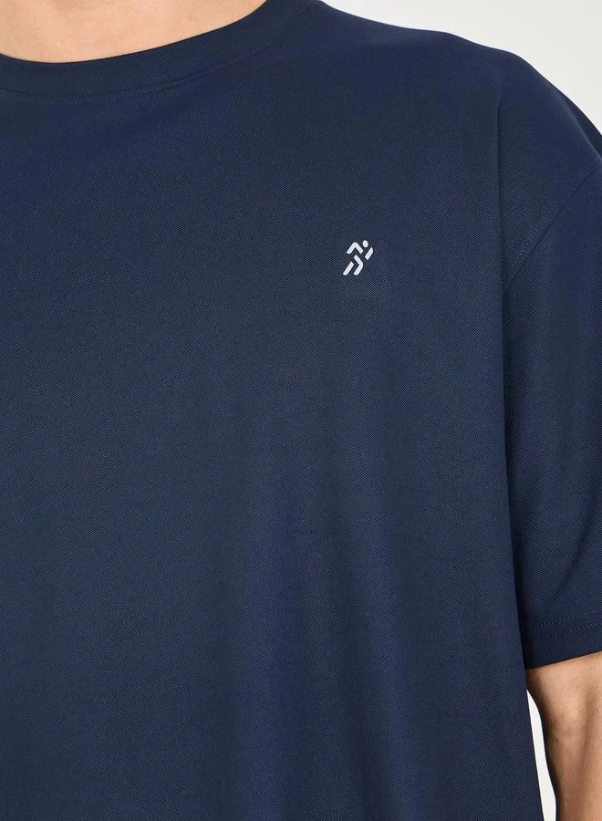 ستايلي اكتيف تيشيرت واسع من قماش البيكيه الدقيق بشعار عاكس