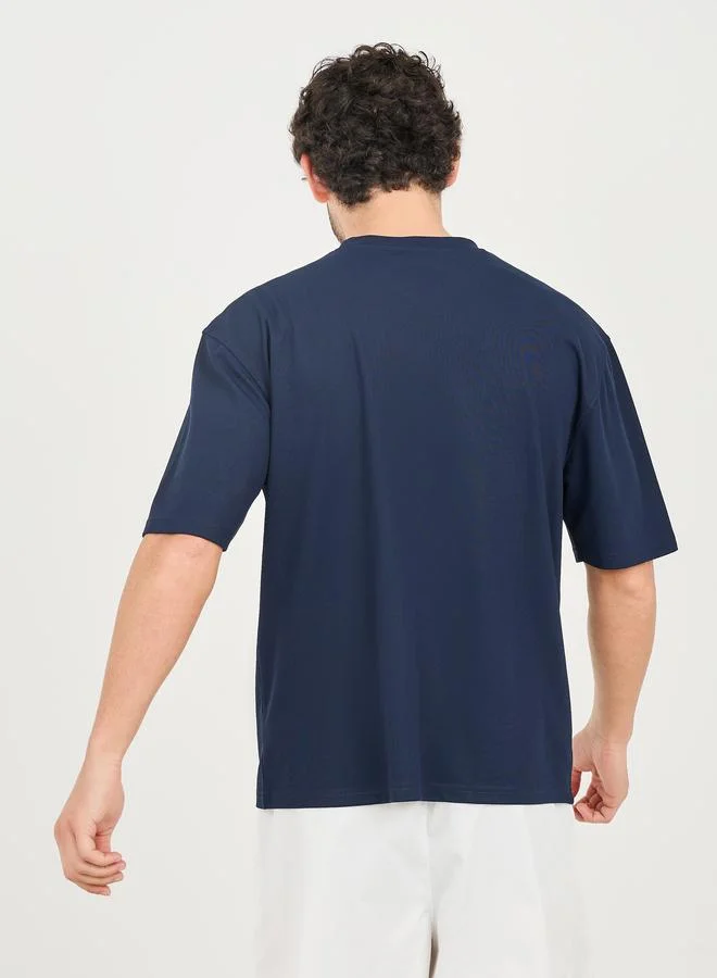 ستايلي اكتيف تيشيرت واسع من قماش البيكيه الدقيق بشعار عاكس