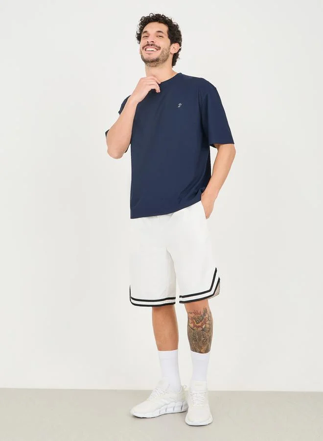 ستايلي اكتيف تيشيرت واسع من قماش البيكيه الدقيق بشعار عاكس