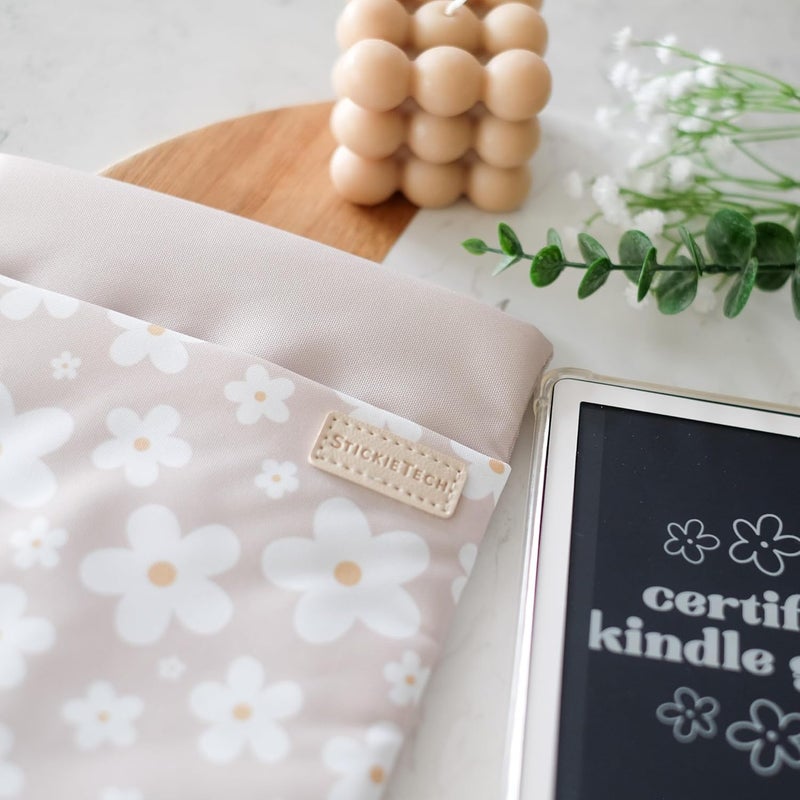 حقيبة غلاف Kindle من | مصنوعة من مادة مقاومة للماء | متوافقة مع Kindle Basic 6"، Paperwhite 7"، Colorsoft 7" | حقيبة مبطنة بتصميم زهور جميل مزودة بجيبين مخفيين بسحاب (تصميم زهور الديزي البسيط) - Image 2