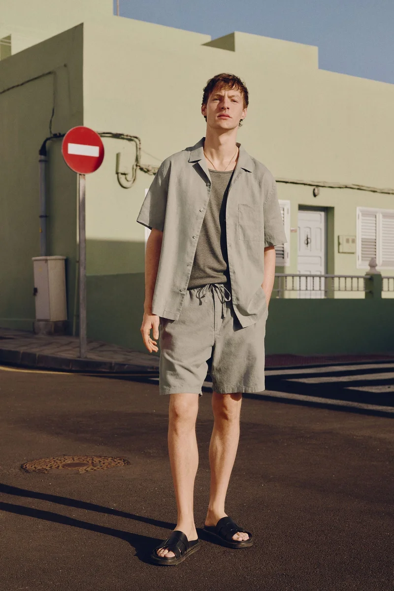 اتش اند ام قميص بأكمام قصيرة وقصّة عادية من مزيج الكتان