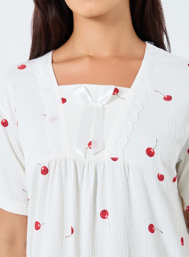 تايك تو قميص نوم بطبعة جرافيك مع تفاصيل فيونكة - Image 3