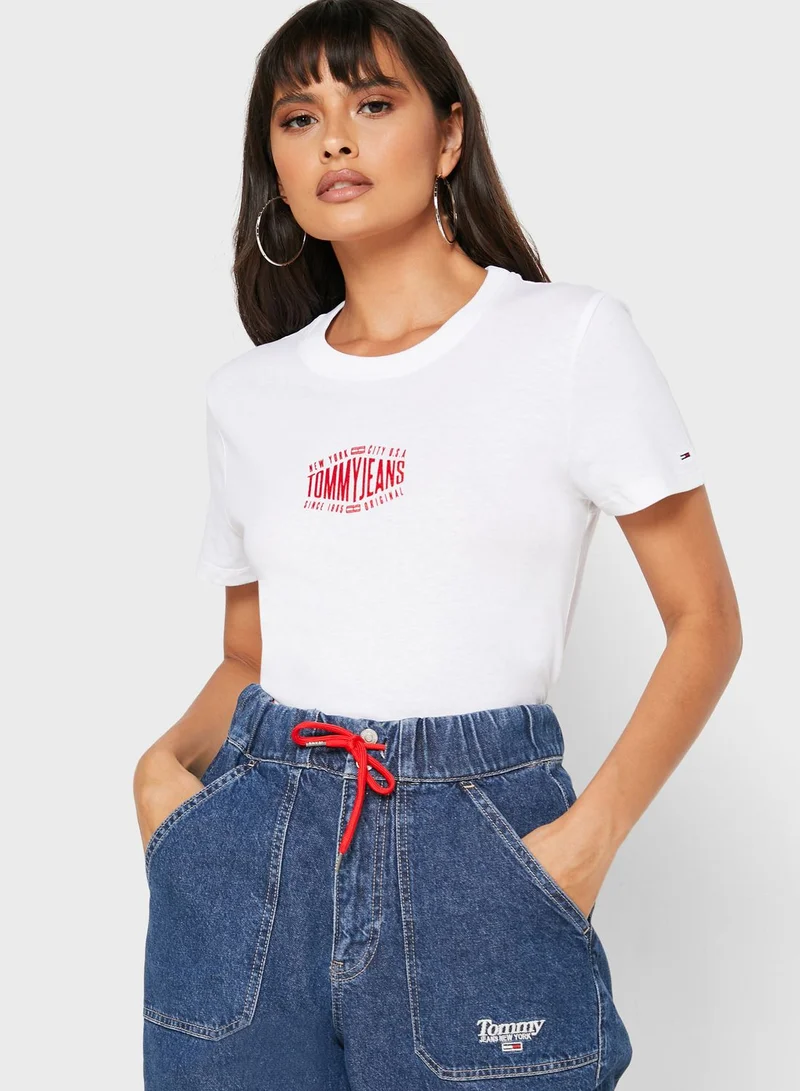 TOMMY JEANS Round Neck Logo T-Shirt
