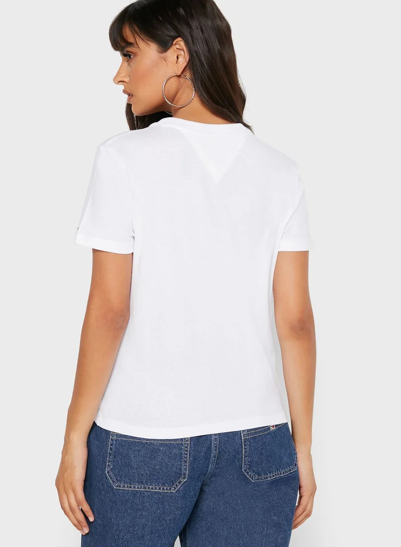 TOMMY JEANS Round Neck Logo T-Shirt