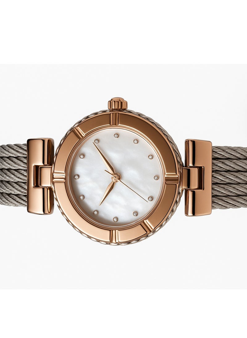 ساعة نسائية فاخرة بتصميم أنيق يجمع بين اللون النحاسي والسوار الفضي الجميل. - Image 3