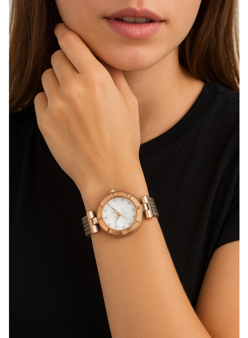 ساعة نسائية فاخرة بتصميم أنيق يجمع بين اللون النحاسي والسوار الفضي الجميل. - Image 2