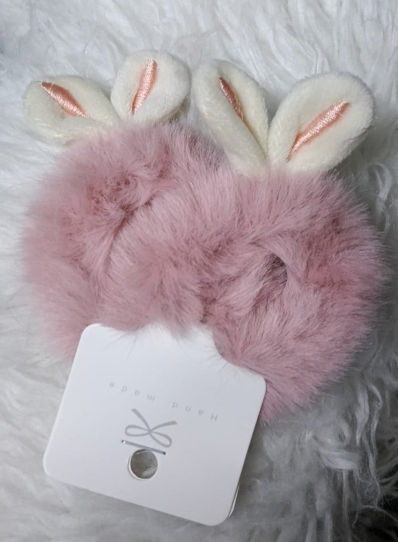 توكة شعر ناعمة بتصميم أرنب لطيف، مصنوعة من فرو صناعي ناعم، تضيف لمسة كيوت وجذابة لإطلالتك اليومية، مناسبة للأطفال والبنات. - Image 5