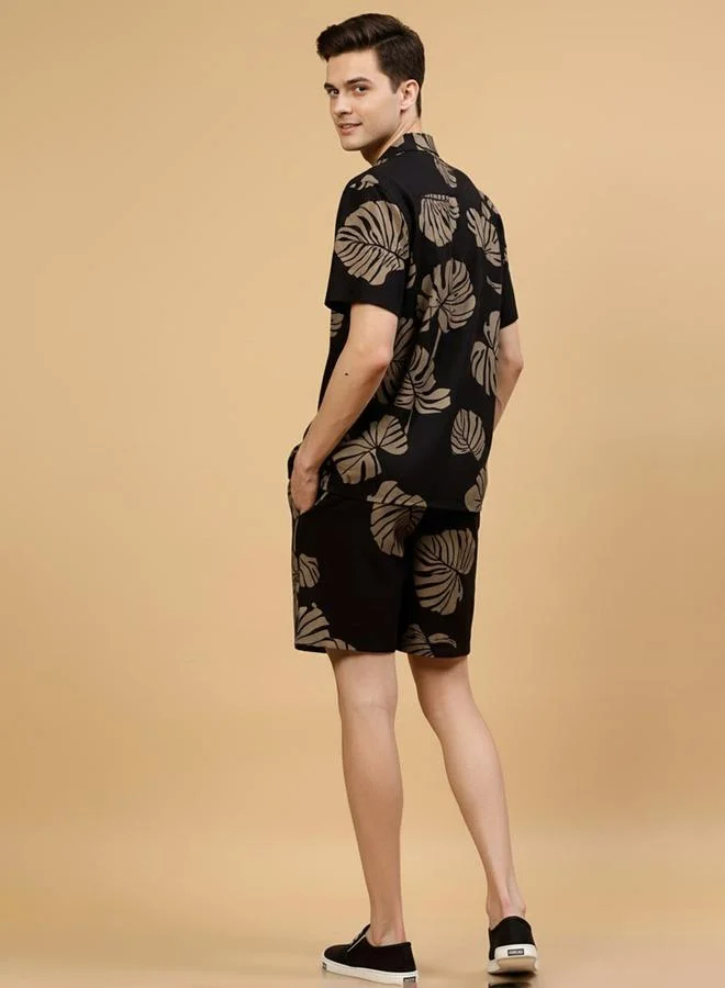 تايك تو طقم منسق من قميص وشورت أسود بطبعة أوراق شجر