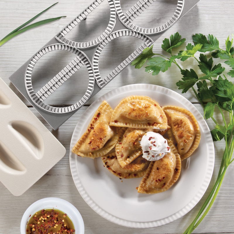 كوتشينا برو صانع البيروجي من Cucinapro مع صينية وضغط - يصنع 6 فطائر بيروجيس أو معجنات في وقت واحد - مجموعة محمولة متينة من الفولاذ المقاوم للصدأ وسهلة الاستخدام - يجب أن تمتلك أداة الطبخ - Image 2