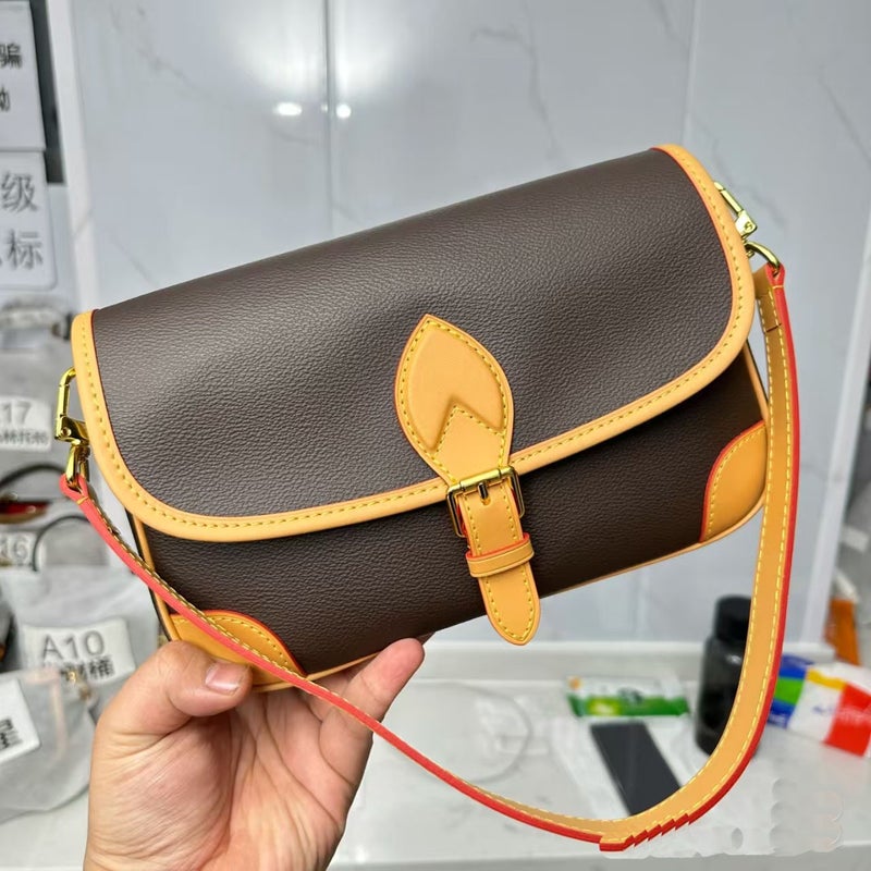 Genuine Leather First-Layer Cowhide Horizontal Square Shoulder Crossbody Messenger Bag Baguette Bag Armpit Bag - Image 1