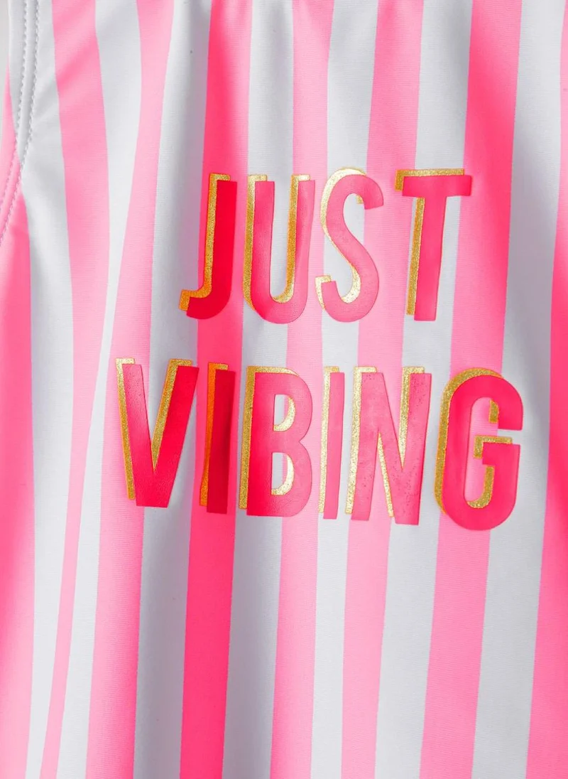مينوتي مايوه بناتي مخطط باللونين الوردي والأبيض مع طباعة “JUST VIBING” وربطات على الكتفين