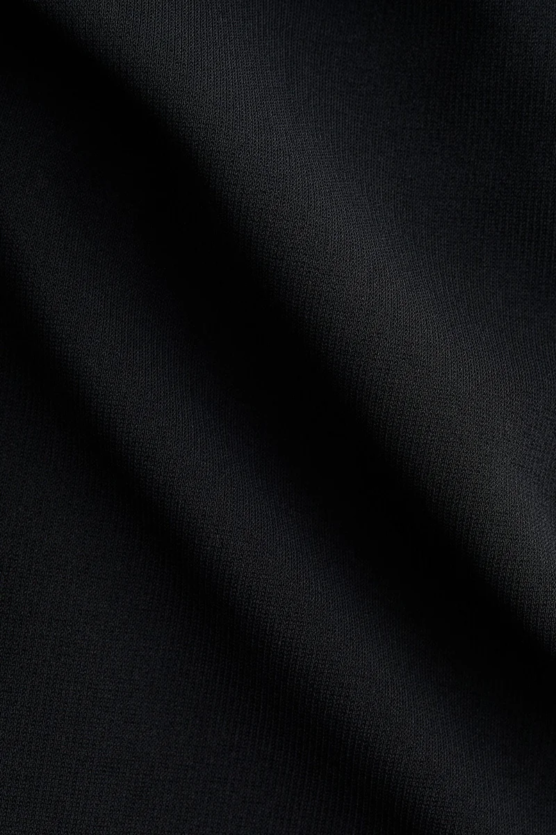 اتش اند ام بودي ثونغ بأكتاف مكشوفة