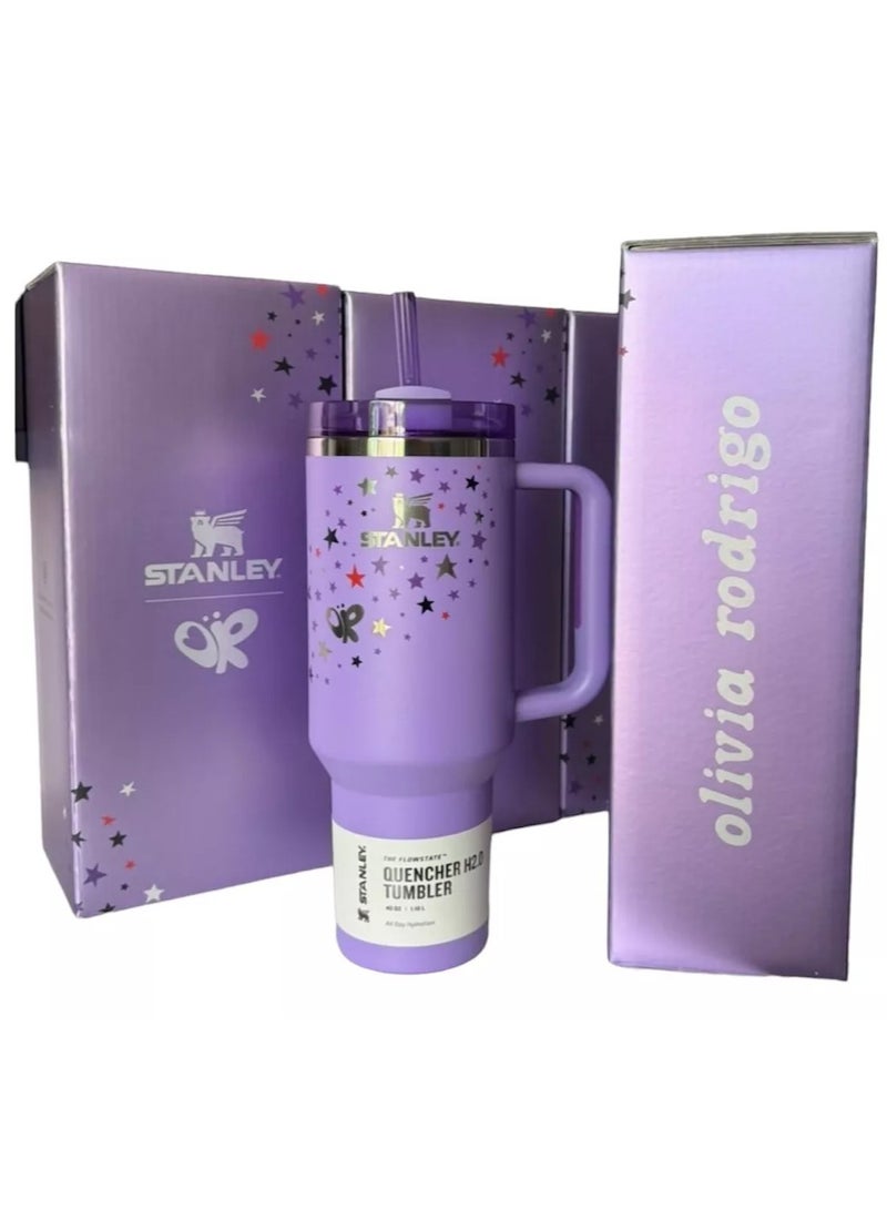 Stanley أوليفيا رودريغو × ستانلي 40 أونصة كوب كوانشر H2.0 إصدار محدود – كوب سفر من الفولاذ المقاوم للصدأ مع غطاء مانع للتسرب وقشة قابلة لإعادة الاستخدام – يحافظ على المشروبات ساخنة لمدة 7 ساعات، وباردة لمدة 11، ومثلجة لمدة يومين – زجاجة ترطيب لجمع القهوة، الشاي، السموذي والمزيد – هدية مثالية للمشجعين والاستخدام اليومي - Image 1