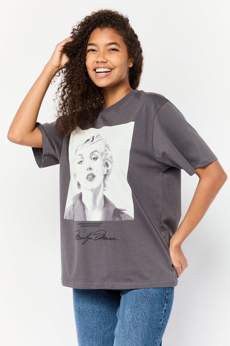 Marlyn Monroe تي شيرت نسائي بحجم كبير بياقة دائرية وطباعة جرافيك، رمادي غامق - Image 1