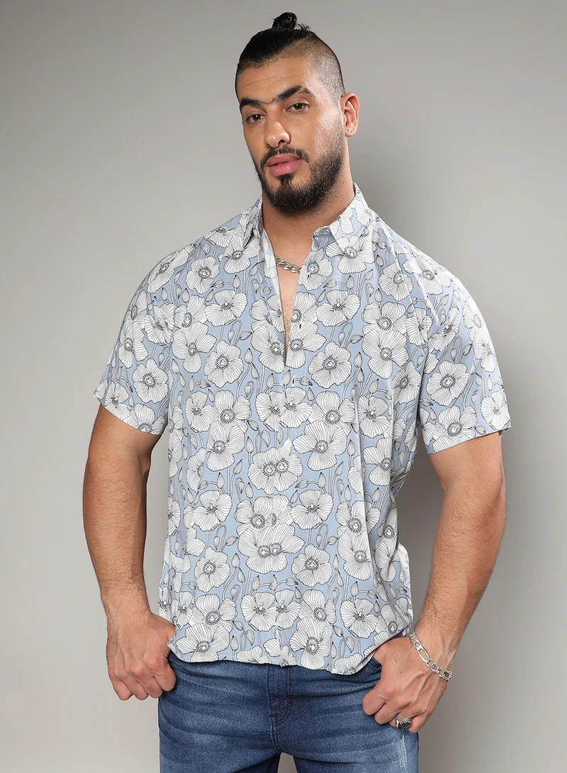 انستافاب بلس قميص رجالي أزرق جليدي بطبعة نباتية من إنستافاب بلس للملابس الكاجوال بياقة واسعة وأكمام قصيرة وإغلاق بأزرار من الرايون الثقيل بتصميم مريح للارتداء اليومي