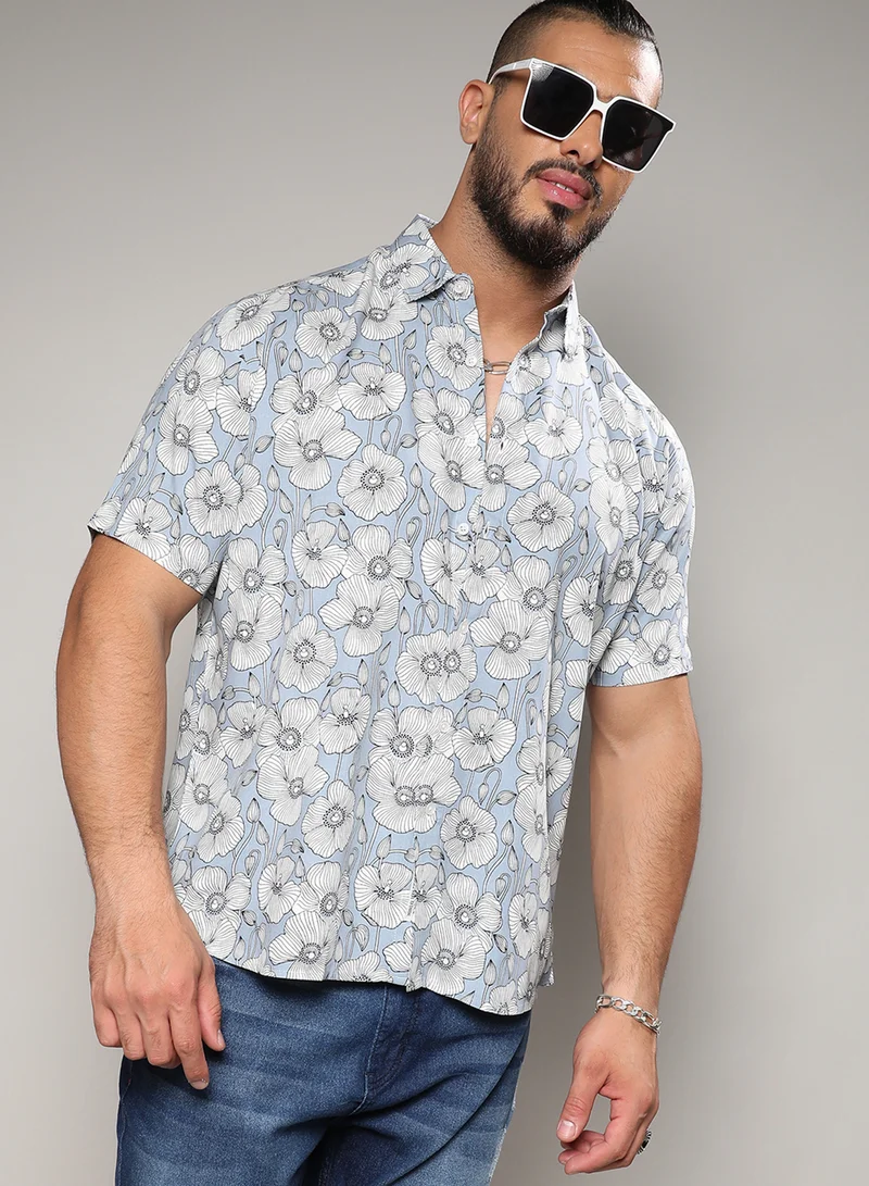 انستافاب بلس قميص رجالي أزرق جليدي بطبعة نباتية من إنستافاب بلس للملابس الكاجوال بياقة واسعة وأكمام قصيرة وإغلاق بأزرار من الرايون الثقيل بتصميم مريح للارتداء اليومي