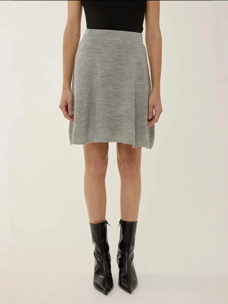 زوبعة تنورة قصيرة محبوكة