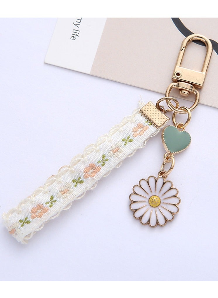 سلسلة مفاتيح بتصميم من الدانتيل وزهرة الأقحوان مع قلادة على شكل قلب أخضر - Image 1