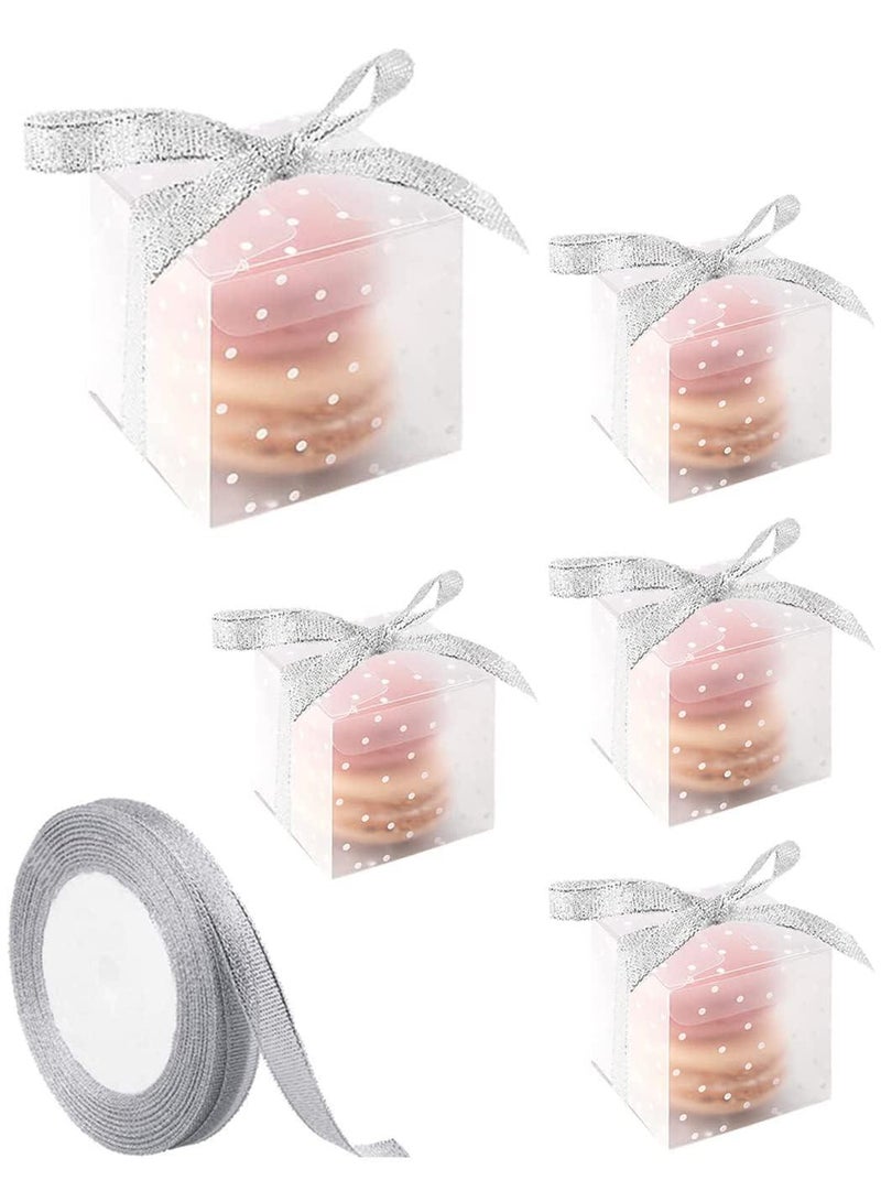 Sweet seven 50 صندوق ماكرون شفاف مزخرف بنقاط بيضاء لحفلات الزفاف وحفلات استقبال المواليد هدايا صغيرة لطيفة تناسب 2 ماكرون تشمل 1 لفة من الشريط الفضي - Image 1