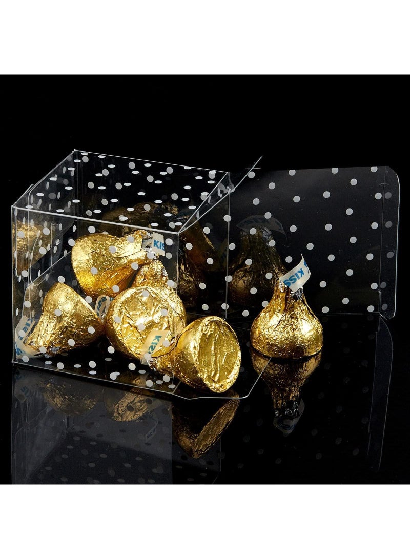 Sweet seven 50 صندوق ماكرون شفاف مزخرف بنقاط بيضاء لحفلات الزفاف وحفلات استقبال المواليد هدايا صغيرة لطيفة تناسب 2 ماكرون تشمل 1 لفة من الشريط الفضي - Image 4