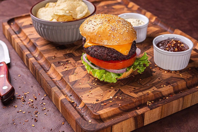 ترامونتينا لوح شواء مستطيل الشكل من خشب تيكال، معتمد من مجلس رعاية الغابات (FSC)، بتشطيب زيت معدني، مقاس 45 × 34 سم، رقم المنتج 13422351 - Image 2