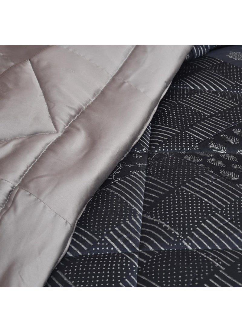 LINENWALAS LINENWALAS Premium 300 GSM Block Printed Comforter, Super Soft Microfiber Filling Warm Bamboo Patchwork AC Blanket, Double Bed Size Lightweight, Breathable Winter Quilt (90” x 100”/ Midnight Chic)  - Image 4