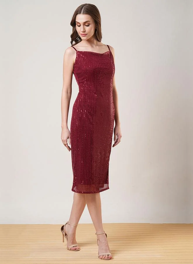 جلو باص فستان ميدي مزين بالترتر بياقة ملتفة وحمالات