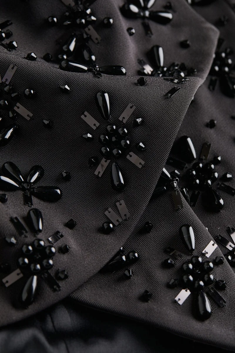 اتش اند ام تنورة بتصميم ملفوف من التويل مزينة بالخرز