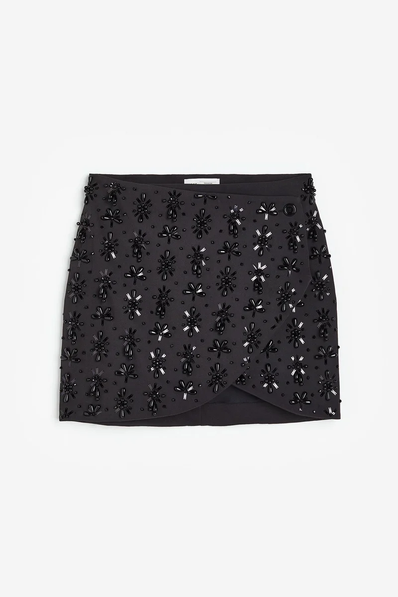 اتش اند ام تنورة بتصميم ملفوف من التويل مزينة بالخرز