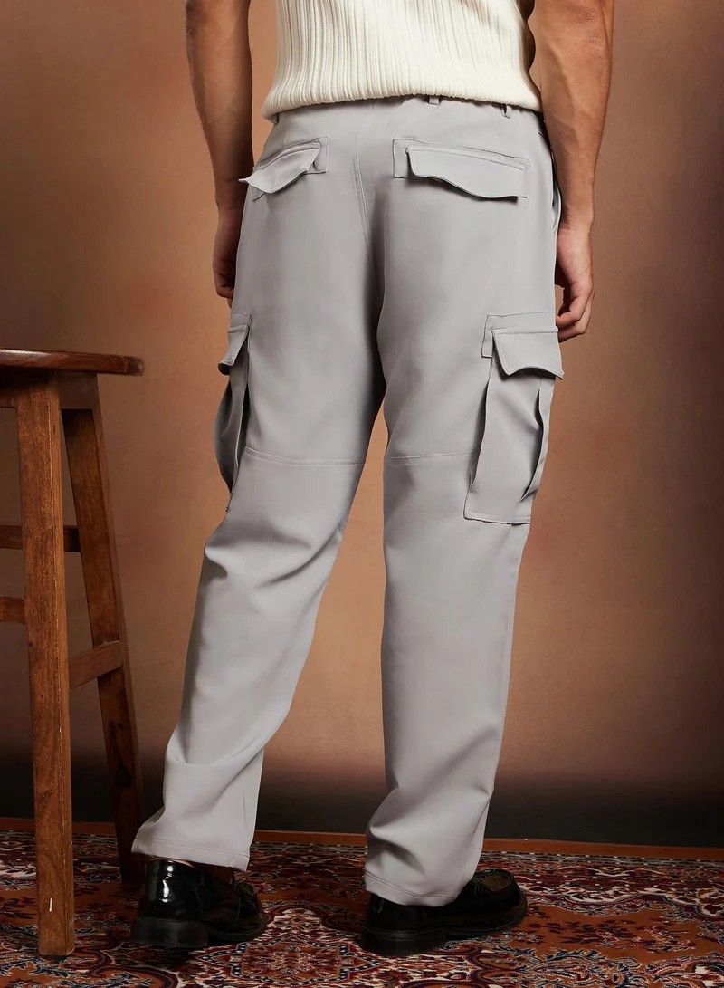 Campus Sutra Campus Sutra Men's Coin Grey Straight-Fit Cargo Trousers For Casual Wear | Mid-Rise | Relaxed Fit | Button Closure | Cargo Pants Crafted With Comfort Fit For Everyday Wear
