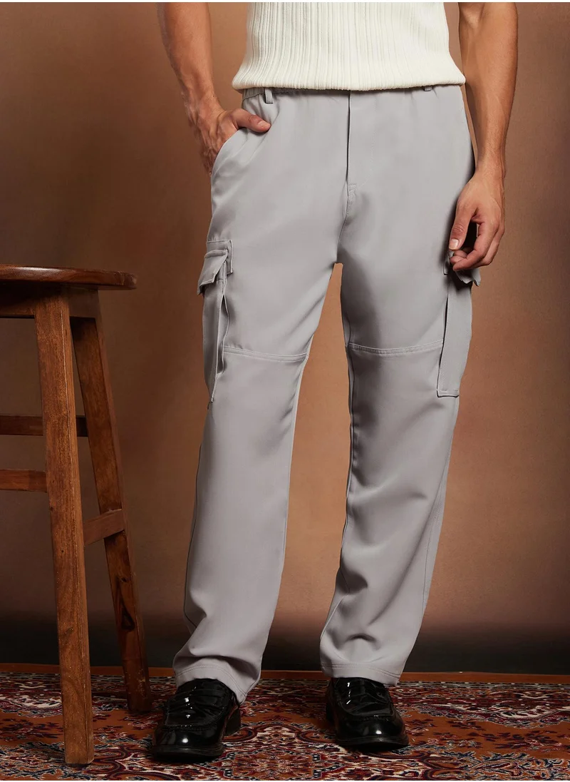 Campus Sutra Campus Sutra Men's Coin Grey Straight-Fit Cargo Trousers For Casual Wear | Mid-Rise | Relaxed Fit | Button Closure | Cargo Pants Crafted With Comfort Fit For Everyday Wear