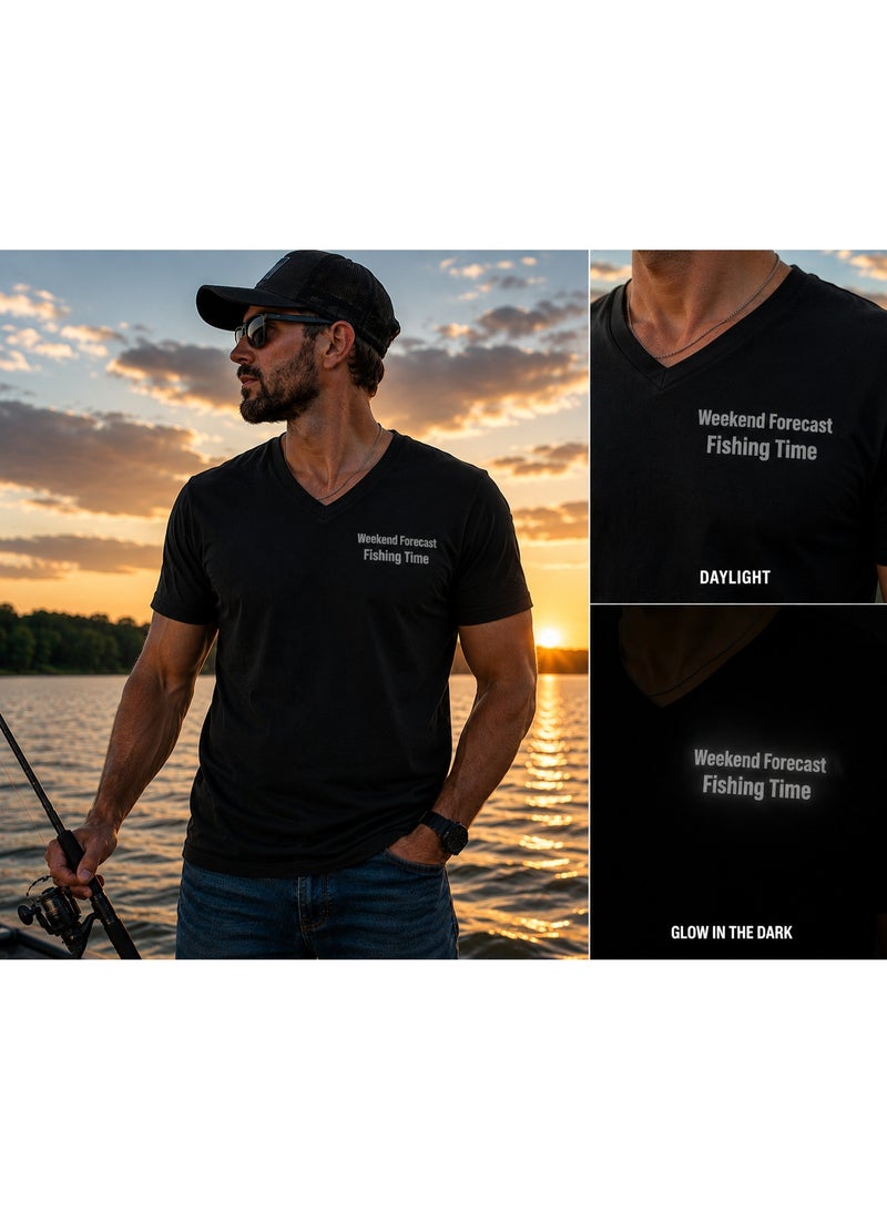 تي شيرت رجالي برقبة V بتصميم "Weekend Forecast Fishing Time" يضيء في الظلام مع فينيل رمادي عاكس - Image 2