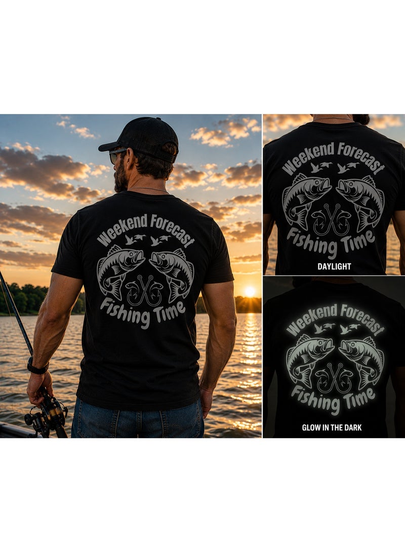 تي شيرت رجالي برقبة V بتصميم "Weekend Forecast Fishing Time" يضيء في الظلام مع فينيل رمادي عاكس - Image 1