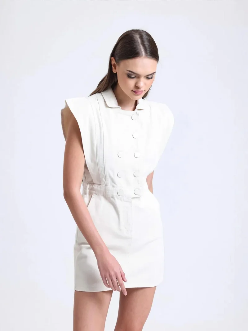 زوبعة فستان قصير بياقة بولو وأكتاف مبطنة وأزرار