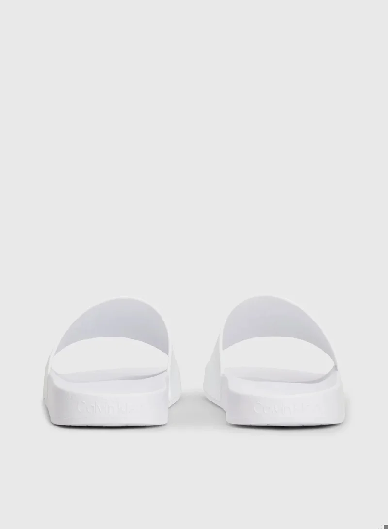 كالفن كلاين شبشب مزين بشعار العلامة التجارية