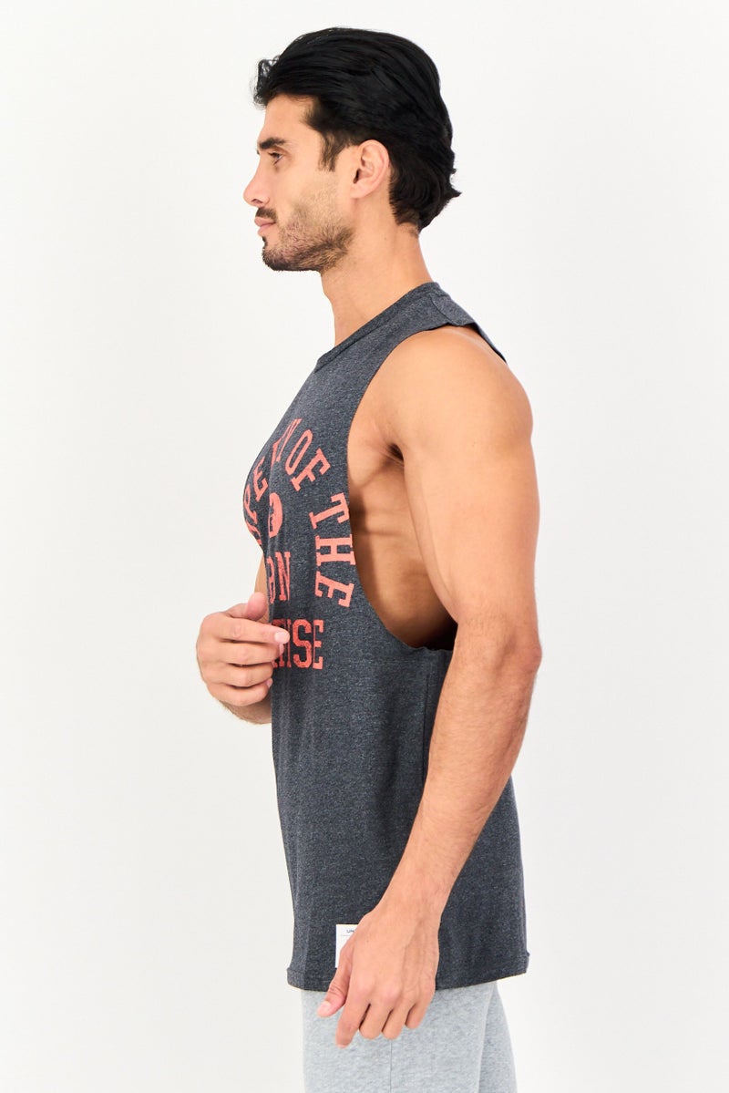 UNDER ARMOUR سترة تدريب بدون أكمام للرجال بتصميم فضفاض، رمادي غامق - Image 2