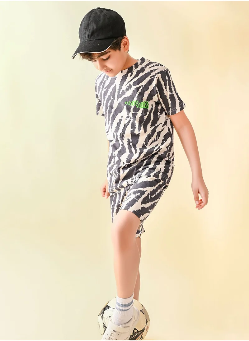 ليلك All Over Graphic Print T-shirt with Shorts Set