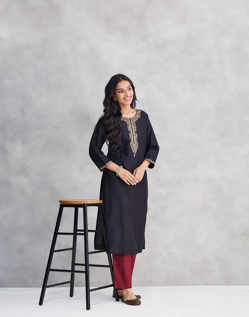 فاب انديا كرتا طويل مطرز بالقطن والحرير أسود