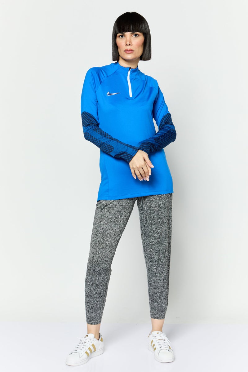 Nike بلوزة تدريبية ذات أكمام طويلة للنساء بتصميم نحيف، زرقاء - Image 4