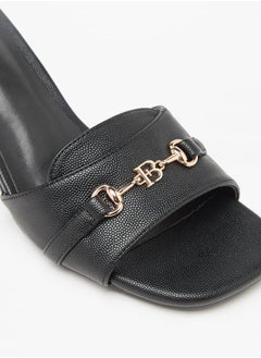 Flora Bella By Shoexpress صنادل نسائية مزخرفة سهلة الارتداء بكعب مربع وتفاصيل إبزيم  - Image 5